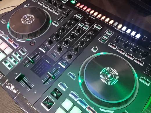 Roland DJ-505 DJ CONTROLLER FOR SERATO DJ PRO 2