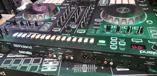 DJ機材 Roland Serato DJ Controller DJ-505 sddefault.jpg