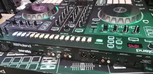 Roland DJ-505 DJ CONTROLLER FOR SERATO DJ PRO 2