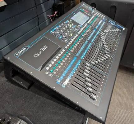 Allen & Heath QU-32 + SKB 1RMQU32 Road case