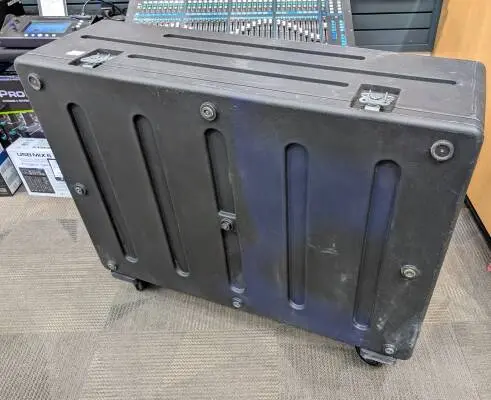 Allen & Heath QU-32 + SKB 1RMQU32 Road case 2