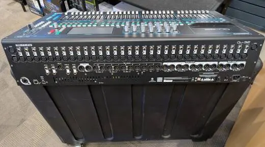 Allen & Heath QU-32 + SKB 1RMQU32 Road case 2
