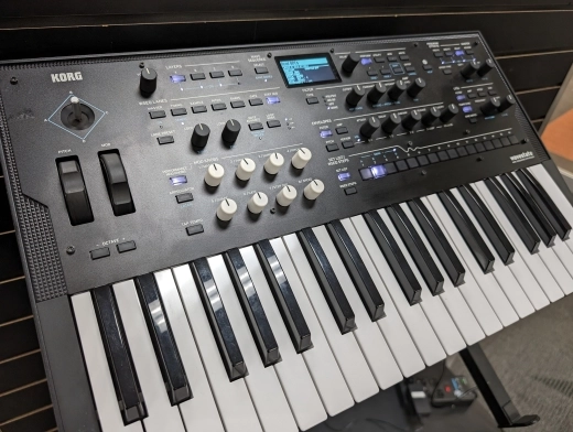 Korg wavestate Wave Sequencing / Vector Digital Synth 2