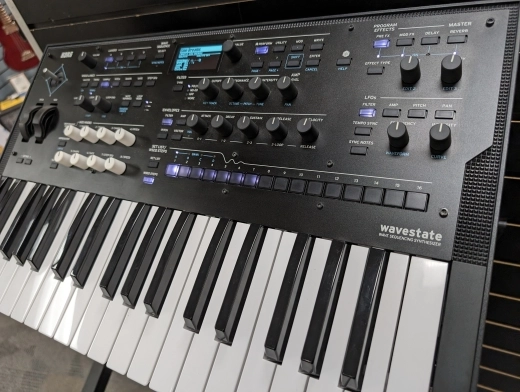 Korg wavestate Wave Sequencing / Vector Digital Synth 2