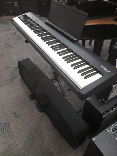 Roland FP-30X-BK with Stand and padded bag