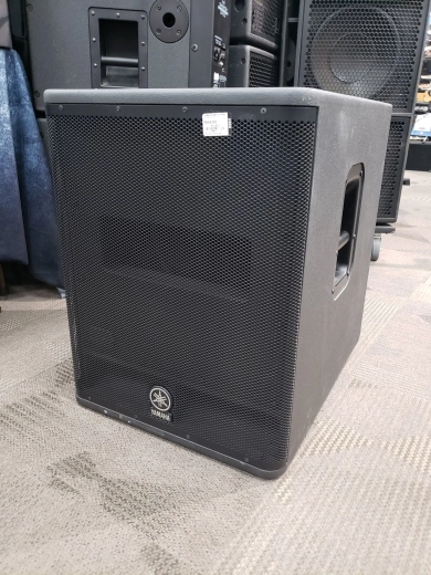 YAMAHA DXS15 POWERED SUBWOOFER