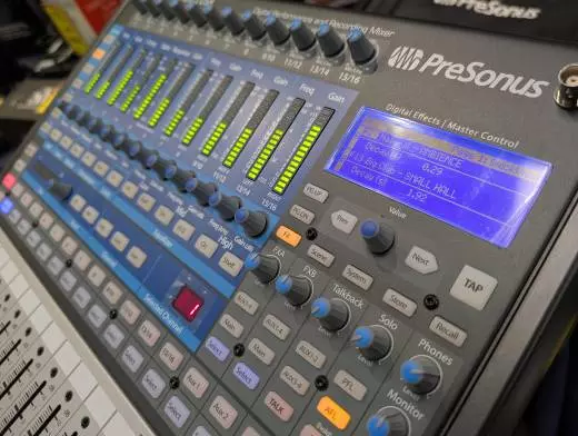 PreSonus Studiolive 16.0.2 Digital Mixer w/ bag 2