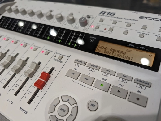 Zoom R16 16-Track Digital Recorder 2