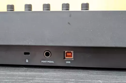 Native Instruments KONTROL A61 MIDI Controller 2