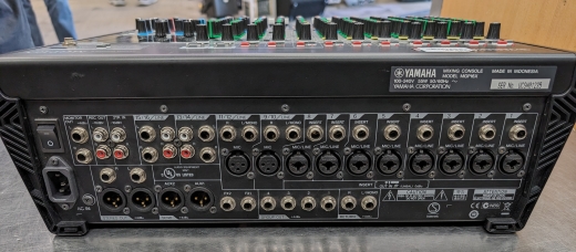 Yamaha MGP16X 16-Channel Mixer w/ dual digital FX 2