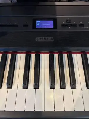 Yamaha - P525 B 2