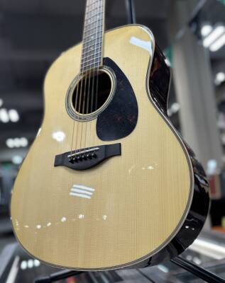 Yamaha LL16 ARE Original Jumbo Spruce Top Acoustic/Electric Guitar