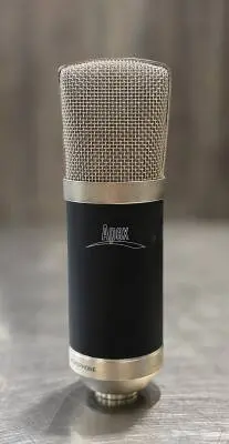 Apex - Compact Studio Condenser Mic with Case - Black