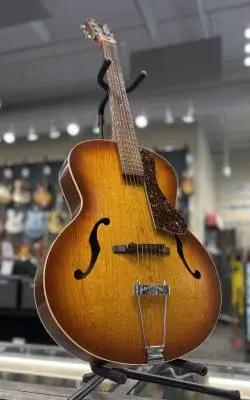 Godin Guitars - 5th Avenue - Cognac Burst