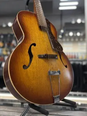 Godin Guitars - 5th Avenue - Cognac Burst 2