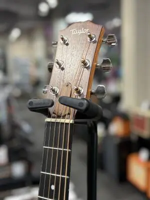 Taylor 210 G Lefty w/ LR baggs pu 2