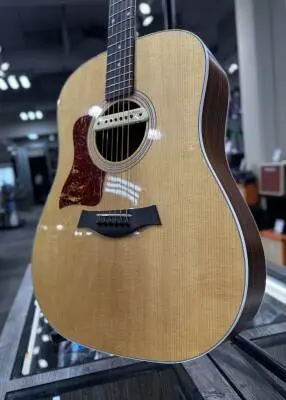 Taylor 210 G Lefty w/ LR baggs pu 2