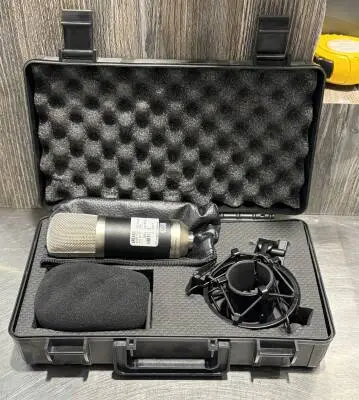 Apex - Compact Studio Condenser Mic with Case - Black 2