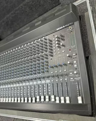 Mackie SR32.4-VLZ Pro Powered Mixer 4