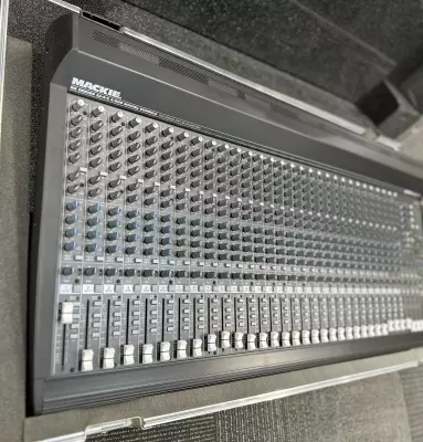 Mackie SR32.4-VLZ Pro Powered Mixer 3