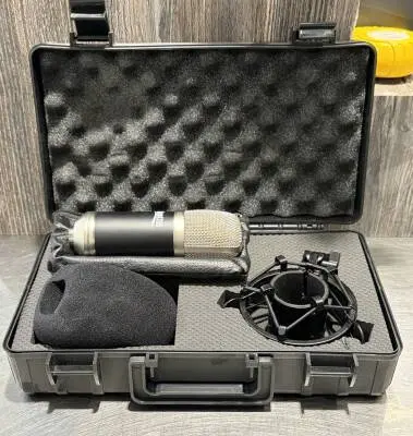Apex - Compact Studio Condenser Mic with Case - Black 2
