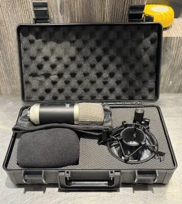 Apex - Compact Studio Condenser Mic with Case - Black 2