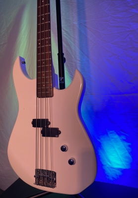 Quest Bass Guitar 3