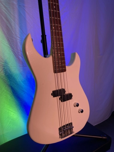 Quest Bass Guitar 4