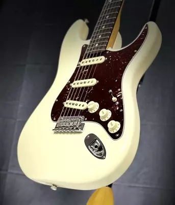 Fender - American Professional II Stratocaster, Rosewood Fingerboard - Olympic White 2