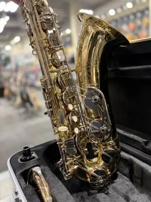 Selmer - TS400 Tenor Saxophone Outfit - Lacquer Finish w/ Case 2