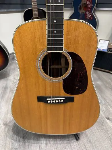 Martin Guitars - D-35 V18 2