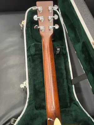 Martin Guitars - D-35 V18 2