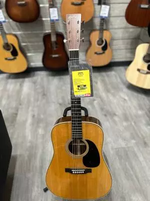 Martin Guitars - HD-28 V18 2