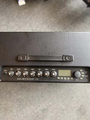 Fender Mustang IV 2