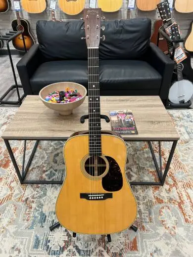 Martin Guitars - D-28 2017