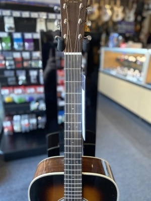 Martin Guitars - HD-28 V18 SB 2