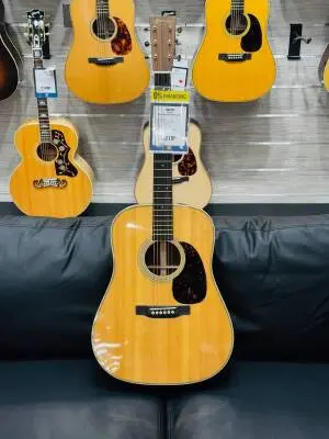 Martin Guitars - HD-28