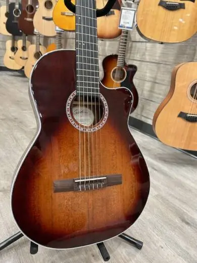 Godin Guitars - G51229 2