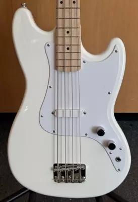 Squier - Sonic Bronco Bass, Maple Fingerboard - Arctic White 2