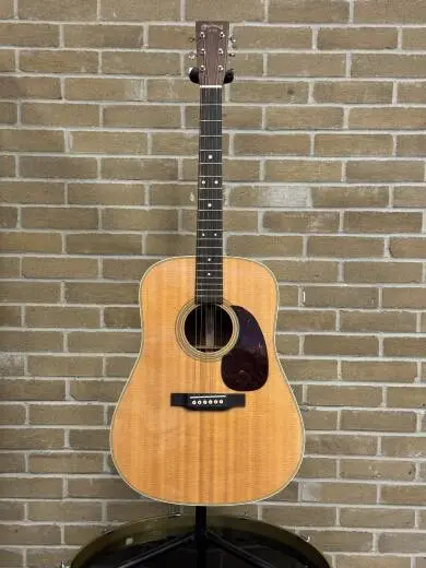 Martin Guitars - D-28 2017