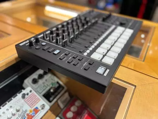 Roland - MC-707 2