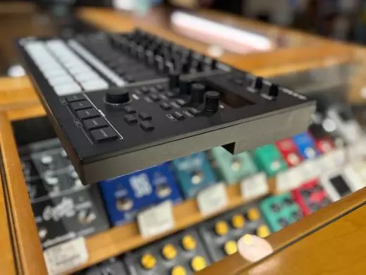 Roland - MC-707 2