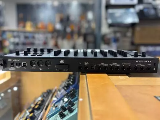 Roland - MC-707 2