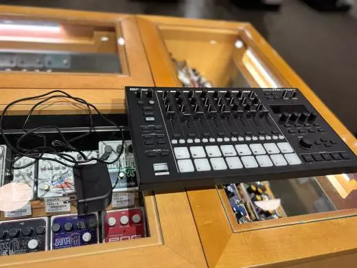 Roland - MC-707 2