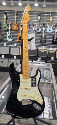 Fender AM Pro II Strat MN BLK W/C