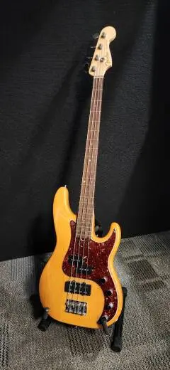 FENDER AM DELUXE P-BASS RW AMB