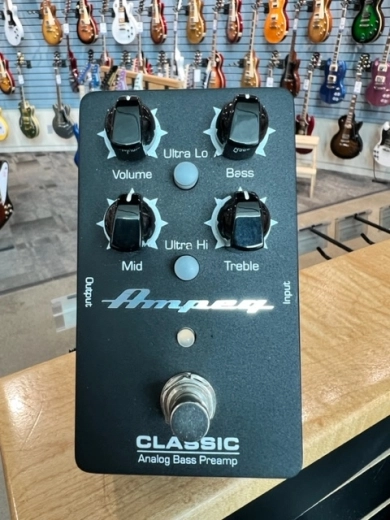 AMPEG CLASSIC ANALOG BASS PREAMP PEDAL