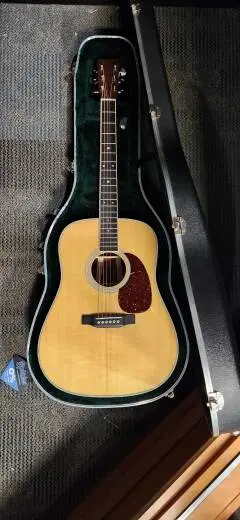 Martin Guitars - D-35 V18 2