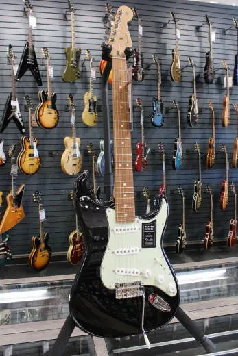 Fender - Limited Edition Player Stratocaster with Roasted Pau Ferro Fingerboard - Black