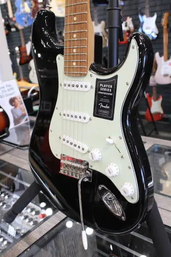 Fender - Limited Edition Player Stratocaster with Roasted Pau Ferro Fingerboard - Black 2